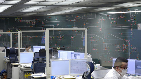 東京電力パワーグリッド管内の電力需給を監視する中央給電指令所=27日午前、東京都千代田区(同社提供)