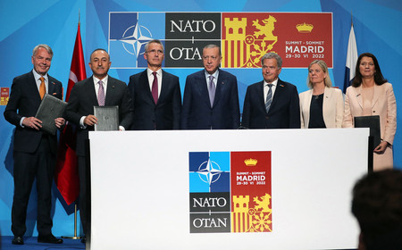 28日、マドリードで覚書に署名後、写真撮影に臨むトルコのエルドアン大統領(左から4人目)、フィンランドのニーニスト大統領(同5人目)、スウェーデンのアンデション首相(同6人目)(トルコ大統領府提供)(AFP時事)