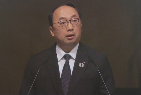 株主総会で一連の検査不正問題を陳謝する三菱電機の漆間啓社長のオンライン中継映像=29日午前、東京都千代田区