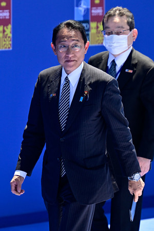 北大西洋条約機構(NATO)首脳会議に臨む岸田文雄首相=29日、マドリード(AFP時事)