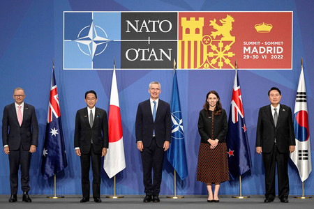 北大西洋条約機構（ＮＡＴＯ）首脳会議を前に写真撮影に臨む（左から）オーストラリアのアルバニージー首相、岸田文雄首相、ストルテンベルグＮＡＴＯ事務総長、ニュージーランドのアーダーン首相、韓国の尹錫悦大統領＝２９日、スペイン・マドリード（ＡＦＰ時事）