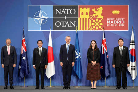 北大西洋条約機構(NATO)首脳会議を前に写真撮影に臨む(左から)オーストラリアのアルバニージー首相、岸田文雄首相、ストルテンベルグNATO事務総長、ニュージーランドのアーダーン首相、韓国の尹錫悦大統領=29日、スペイン・マドリード(AFP時事)