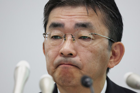 通信障害に関して記者会見するKDDIの高橋誠社長=3日午前、東京都千代田区
