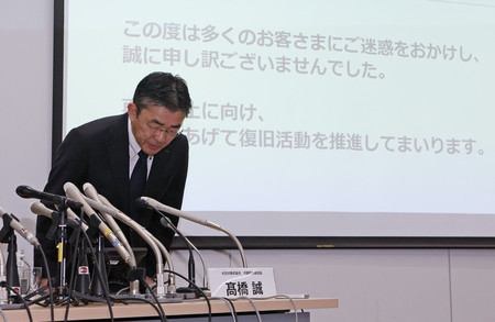 通信障害に関する記者会見を終え、頭を下げるKDDIの高橋誠社長=3日午後、東京都千代田区