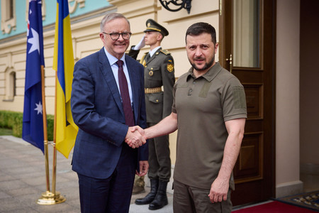 ３日、ウクライナの首都キーウ（キエフ）で、ゼレンスキー大統領（手前右）と握手するオーストラリアのアルバニージー首相（ウクライナ大統領府が公開）（ＡＦＰ時事）