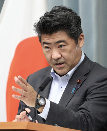 記者会見する木原誠二官房副長官=4日午前、首相官邸