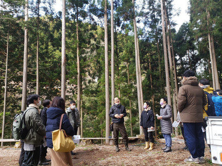 「ワーケーション」のイベントで山を見学する参加者ら＝２０２１年１２月、徳島県上勝町