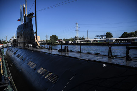 ロシアの飛び地カリーニングラードで展示されているソ連時代の潜水艦=2018年6月(AFP時事)