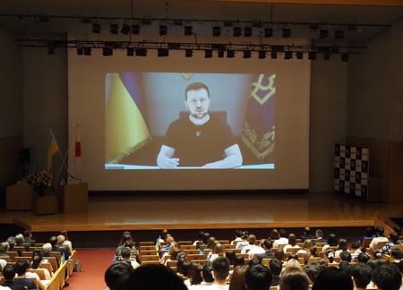 東洋大で日本の学生らに向けオンライン講演したウクライナのゼレンスキー大統領=4日午後、東京都文京区