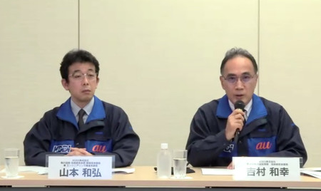 大規模通信障害に関し、オンライン記者会見で説明するKDDIの吉村和幸専務(右)ら=4日午後