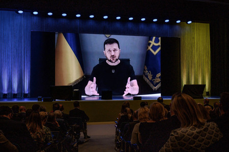 ４日、スイス南部ルガノで行われた国際会議にオンラインで参加するウクライナのゼレンスキー大統領（ＡＦＰ時事）