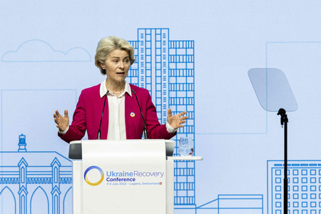 4日、スイス南部ルガノで開かれたウクライナ支援の国際会議で演説する欧州連合(EU)のフォンデアライエン欧州委員長(AFP時事)
