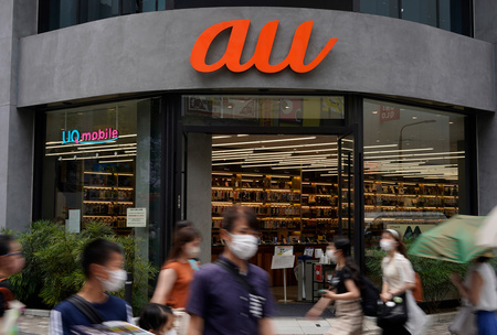 auショップ=3日、東京都内(EPA時事)