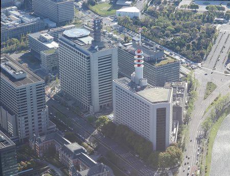 警視庁本部(中央右)=東京都千代田区