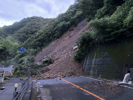 のり面が崩壊し、通行止めとなった高知県中土佐町の国道(土佐国道事務所提供)=5日