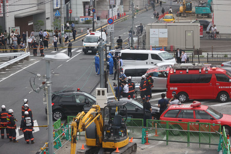 騒然とする近鉄大和西大寺駅前=8日午後、奈良市
