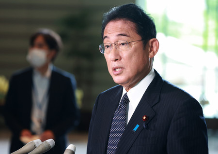 ペロシ米下院議長と会談後、記者団の取材に応じる岸田文雄首相=5日午前、首相官邸