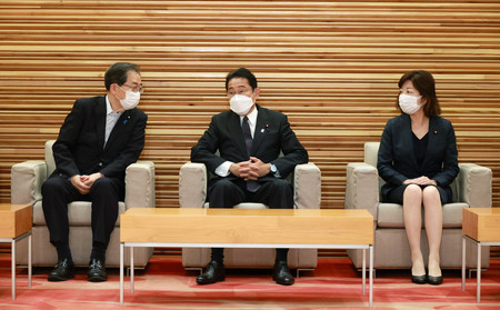 閣議に臨む岸田文雄首相(中央)ら=5日午前、首相官邸