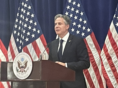 5日、プノンペンで記者会見するブリンケン米国務長官