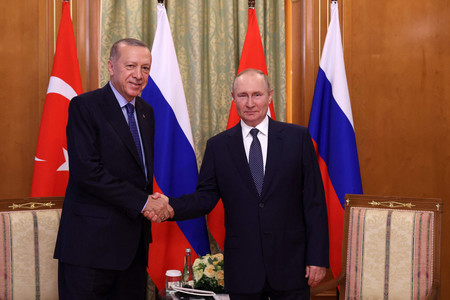 ５日、ロシア南部ソチで会談するプーチン大統領（右）とトルコのエルドアン大統領（ＡＦＰ時事）