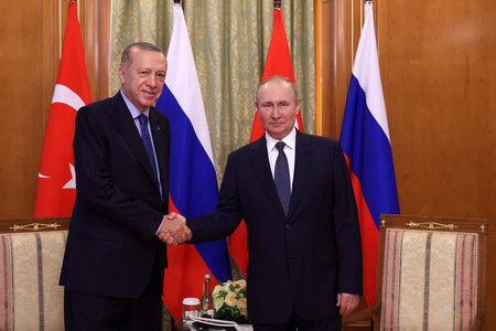 5日、ロシア南部ソチで会談するプーチン大統領(右)とトルコのエルドアン大統領(AFP時事)