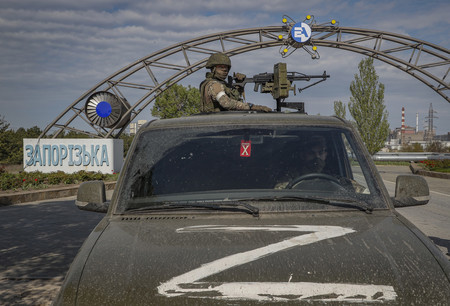 ウクライナ南東部のザポロジエ原発で警戒に当たるロシア軍の兵士ら＝５月１日（ＥＰＡ時事）