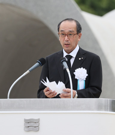 平和宣言を読み上げる松井一実広島市長=6日午前、広島市中区