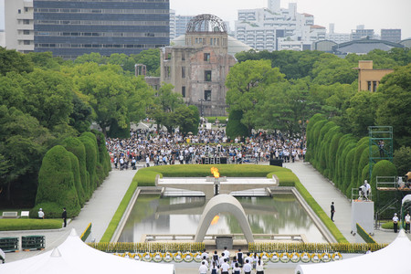 平和記念公園に集まる人たち=6日午前、広島市中区