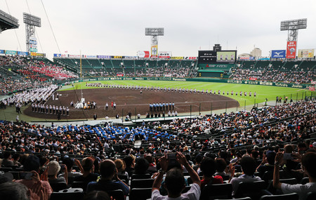 第104回全国高校野球選手権大会の開会式で、整列する各校の主将ら=6日、甲子園