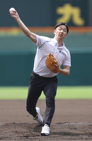 始球式を務める元プロ野球日本ハム投手の斎藤佑樹さん=6日、甲子園