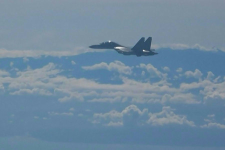 5日、台湾近くの演習に加わる中国軍機(中国中央テレビの映像より)(AFP時事)
