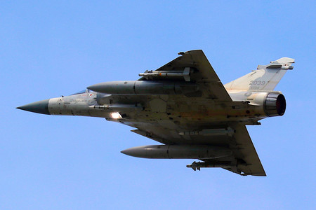 6日、台湾北部の新竹で、離陸する台湾軍のミラージュ戦闘機(EPA時事)