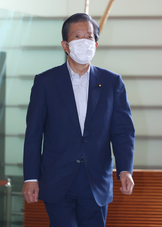 首相官邸に入る公明党の山口那津男代表=8日午前、東京・永田町
