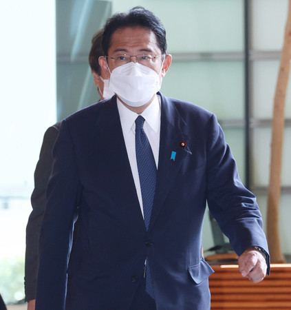 首相官邸に入る岸田文雄首相=8日午前、東京・永田町
