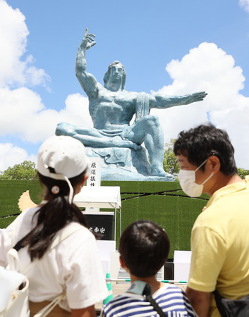 ７７回目の原爆の日を翌日に控え、平和公園を訪れた親子＝８日午前、長崎市