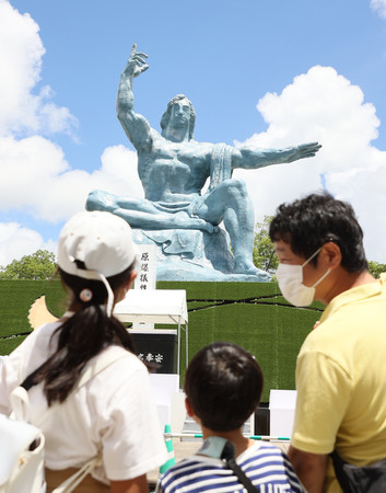 77回目の原爆の日を翌日に控え、平和公園を訪れた親子=8日午前、長崎市