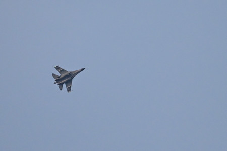 台湾に近い中国福建省の平潭島上空を飛行する中国軍機=6日(AFP時事)