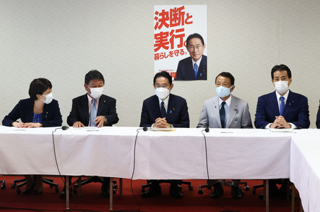 自民党臨時役員会に臨む岸田文雄首相(中央)ら=8日午後、東京・永田町の同党本部