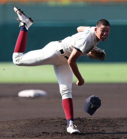 力投する大阪桐蔭先発の川原=10日、甲子園