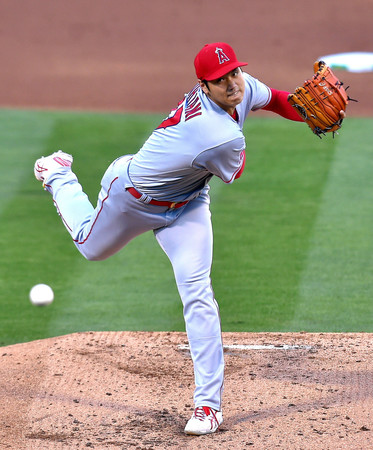 アスレチックス戦で力投するエンゼルスの大谷。今季10勝目を挙げ、1918年のベーブ・ルース以来、104年ぶりに同一シーズンの2桁勝利、2桁本塁打を達成した=9日、オークランド
