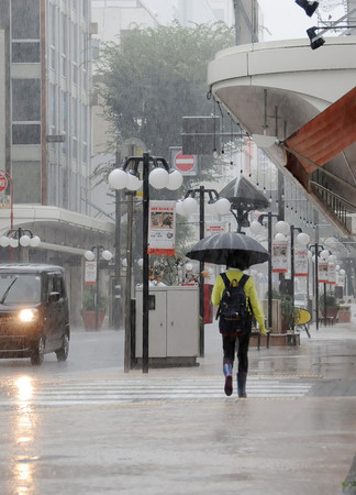 台風8号接近の影響で激しい雨が降る静岡市中心部=13日午前、静岡市葵区
