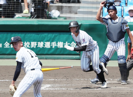 7回裏九州学院1死二、三塁、渡辺(中央)が2点適時打を放つ=13日、甲子園