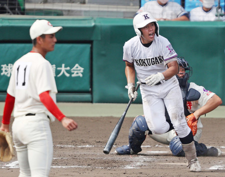 6回裏国学院栃木無死一塁、平井(右)が適時二塁打を放つ=13日、甲子園
