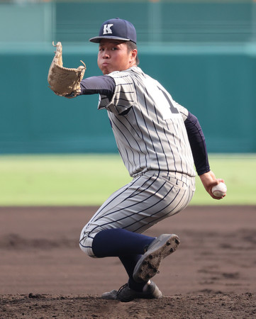 力投する敦賀気比先発の上加世田=13日、甲子園