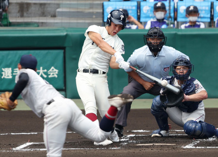 1回表大阪桐蔭2死三塁、丸山が先制の三塁打を放つ=14日、甲子園