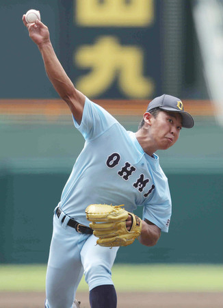 力投する近江先発の山田=18日、甲子園
