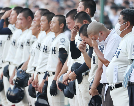 下関国際に敗れ、涙する大阪桐蔭の選手ら=18日、甲子園