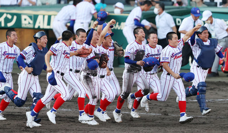 大阪桐蔭に勝利し、応援席に向かって駆け出す下関国際ナイン=18日、甲子園
