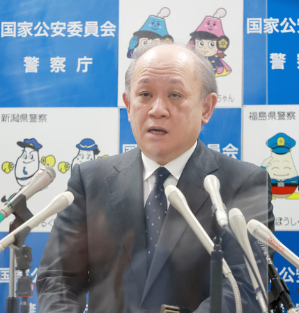 記者会見で辞職の意向を示した中村格警察庁長官=25日午後、東京・霞が関