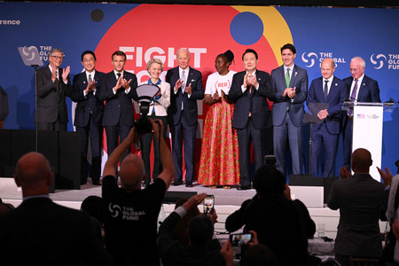 日韓首脳の「懇談」後、感染症対策の国際会合で壇上に並んだ岸田文雄首相（左から２人目）と韓国の尹錫悦大統領（右から４人目）＝２１日、米ニューヨーク（ＡＦＰ時事）
